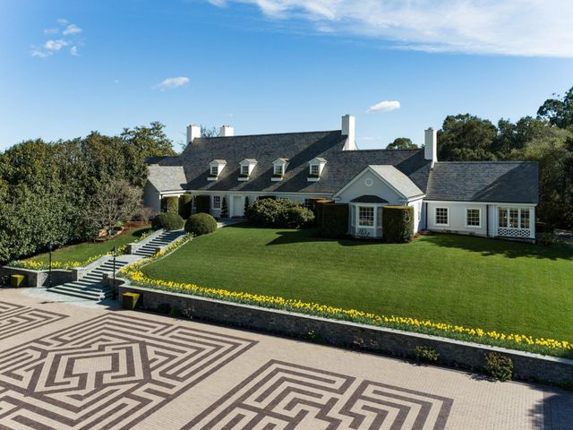 a view of house with garden