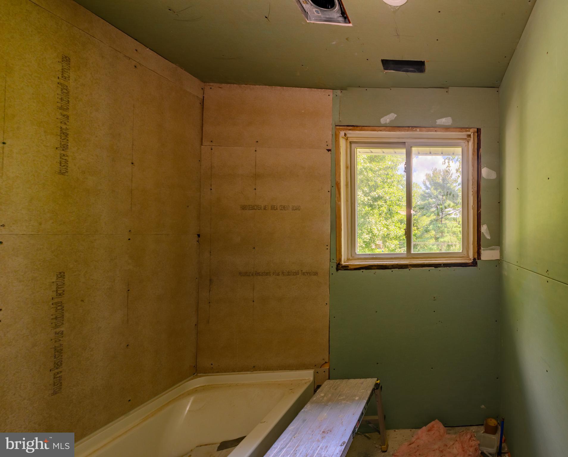 1180 South Trooper Road Norristown, PA 19403 - Photo 12 of 19 Main bathroom for 2 other bedrooms