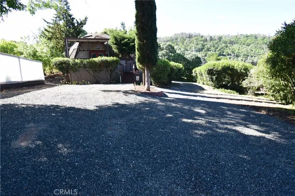 a view of a backyard