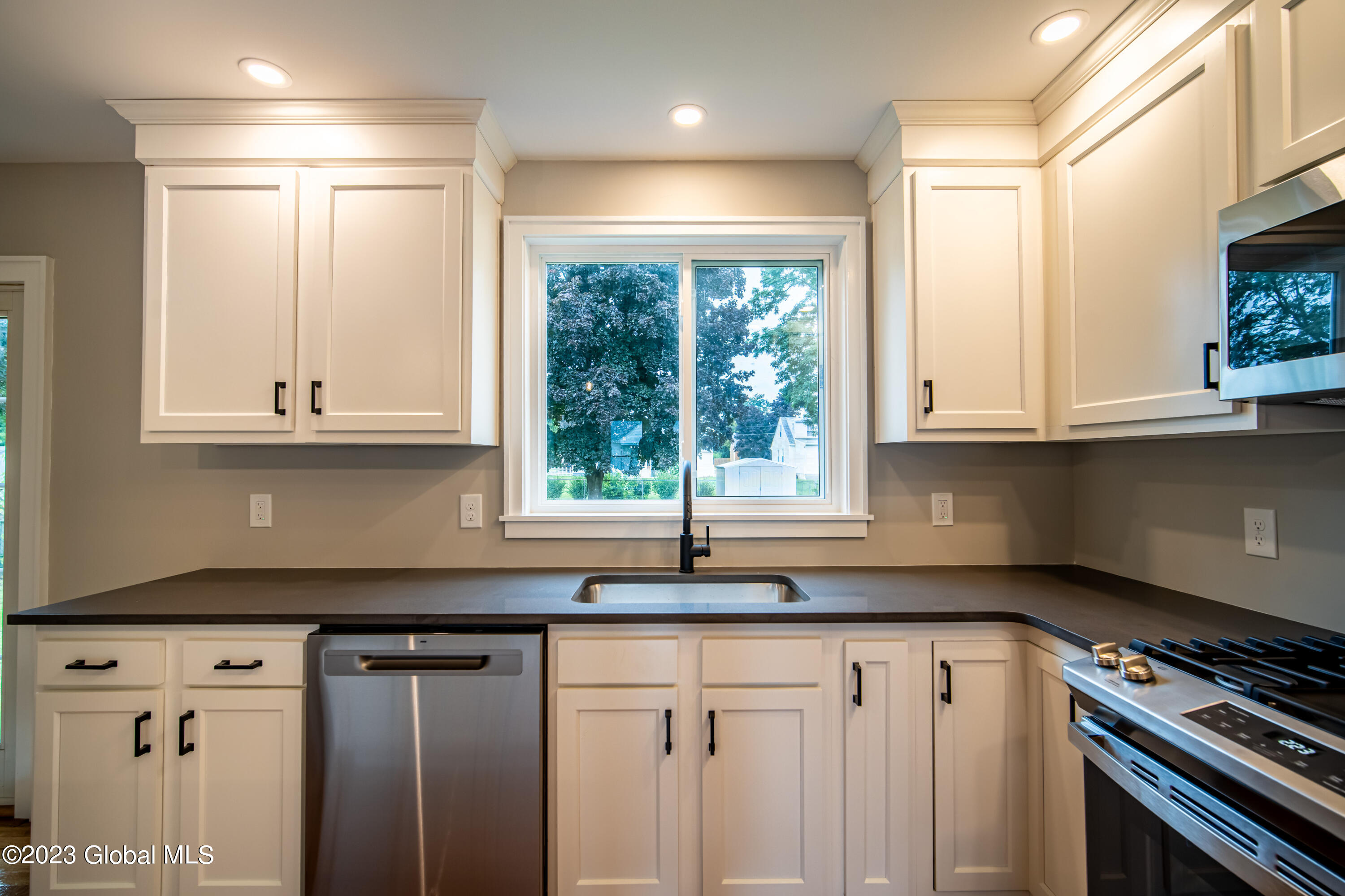 2044 Chepstow Road Rotterdam, NY 12303 - Photo 13 of 33 2044_Chepstow-13