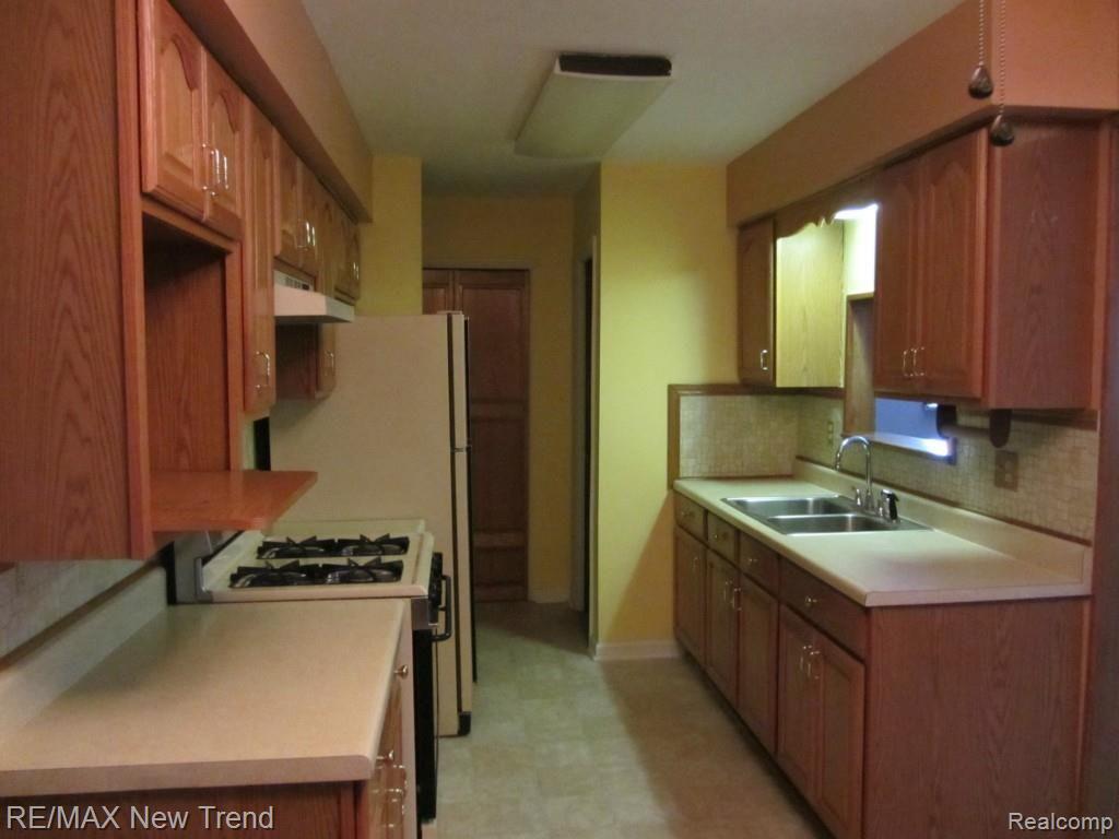 1010 Porter Road White Lake, MI 48383 - Photo 6 of 22 Kitchen 4.jpg