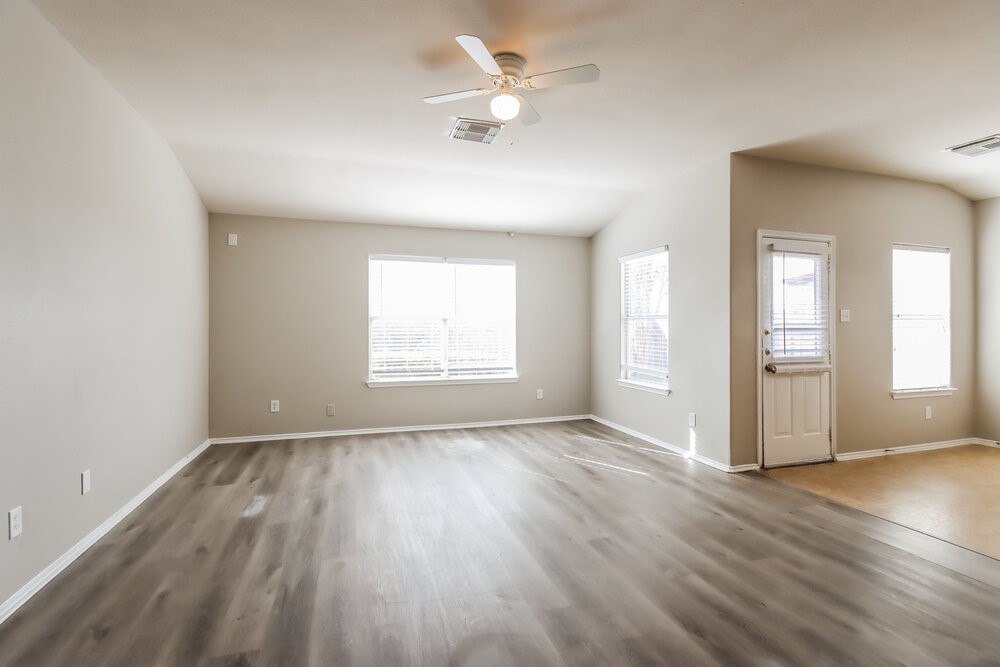 214 Kestrel Lane Rosharon, TX 77583 - Photo 3 of 16