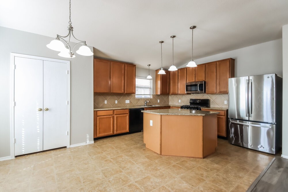 214 Kestrel Lane Rosharon, TX 77583 - Photo 6 of 16