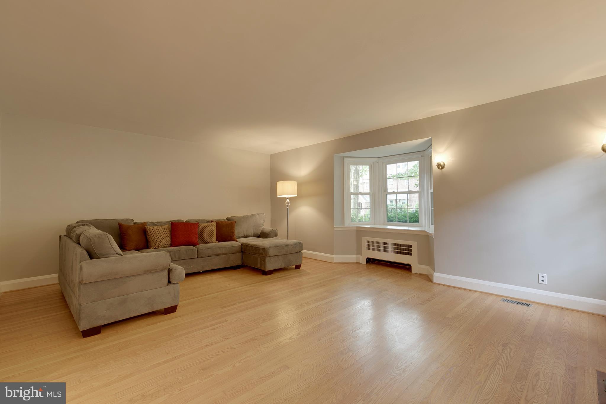 310 Murdock Road Baltimore, MD 21212 - Photo 8 of 50 Living Room w/Bay Window