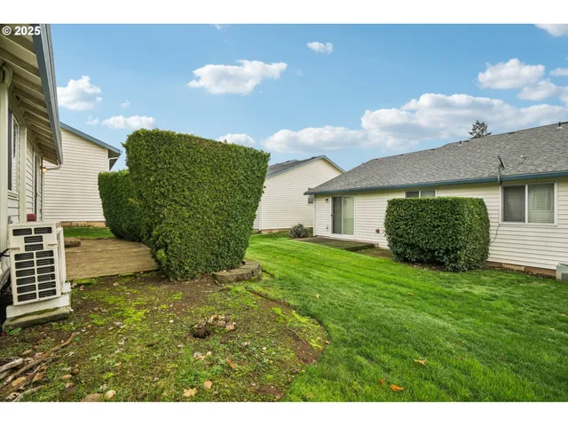 a view of a backyard