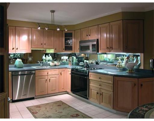 1500 Cochran Road, Unit 401 Pittsburgh, PA 15243 - Photo 3 of 6 Kitchen.