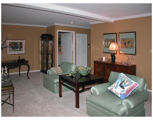 1500 Cochran Road, Unit 401 Pittsburgh, PA 15243 - Photo 6 of 6 Living Room.