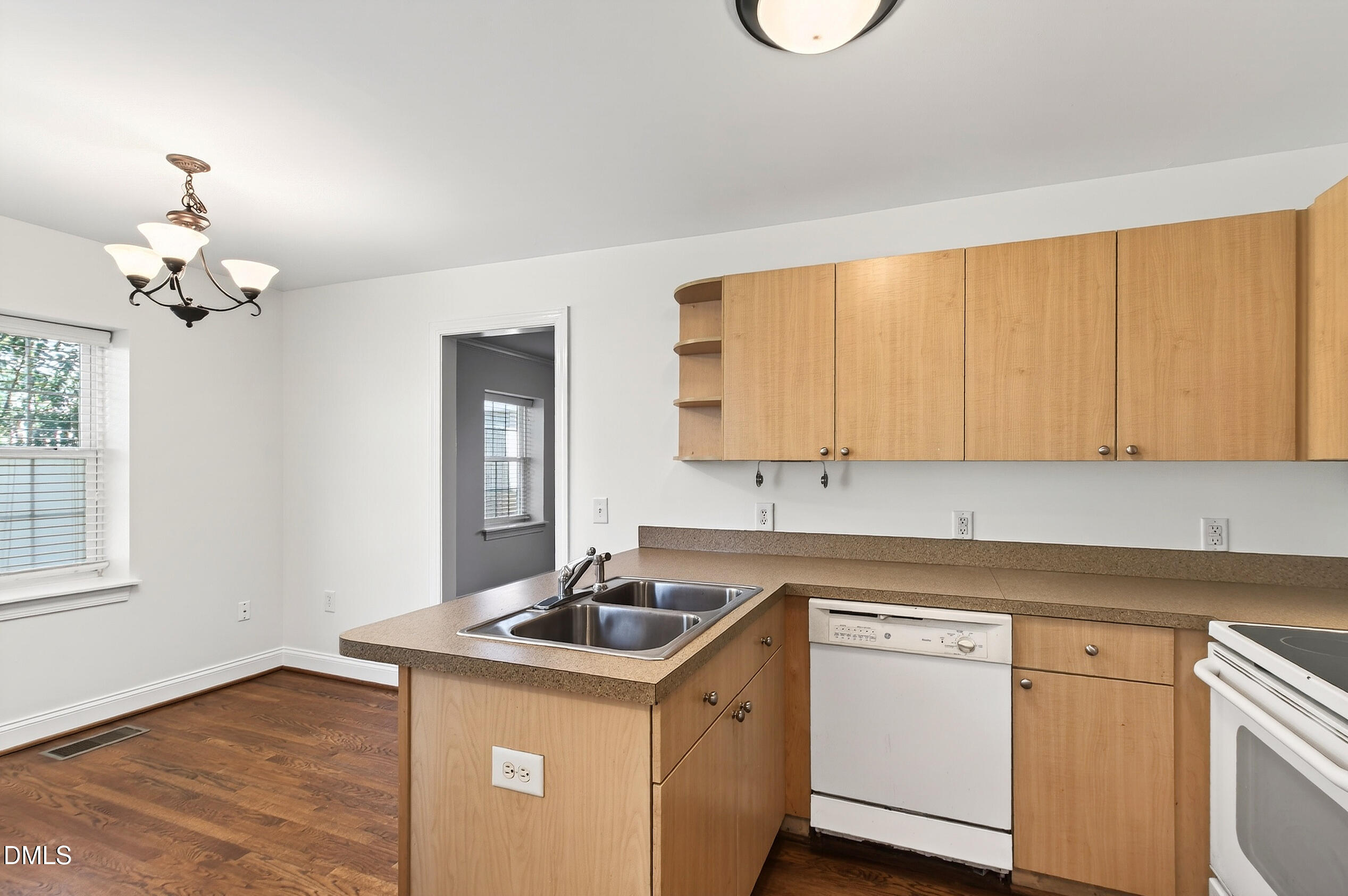 1900 Fairfield Drive Raleigh, NC 27608 - Photo 11 of 32 11 Interiors (12)