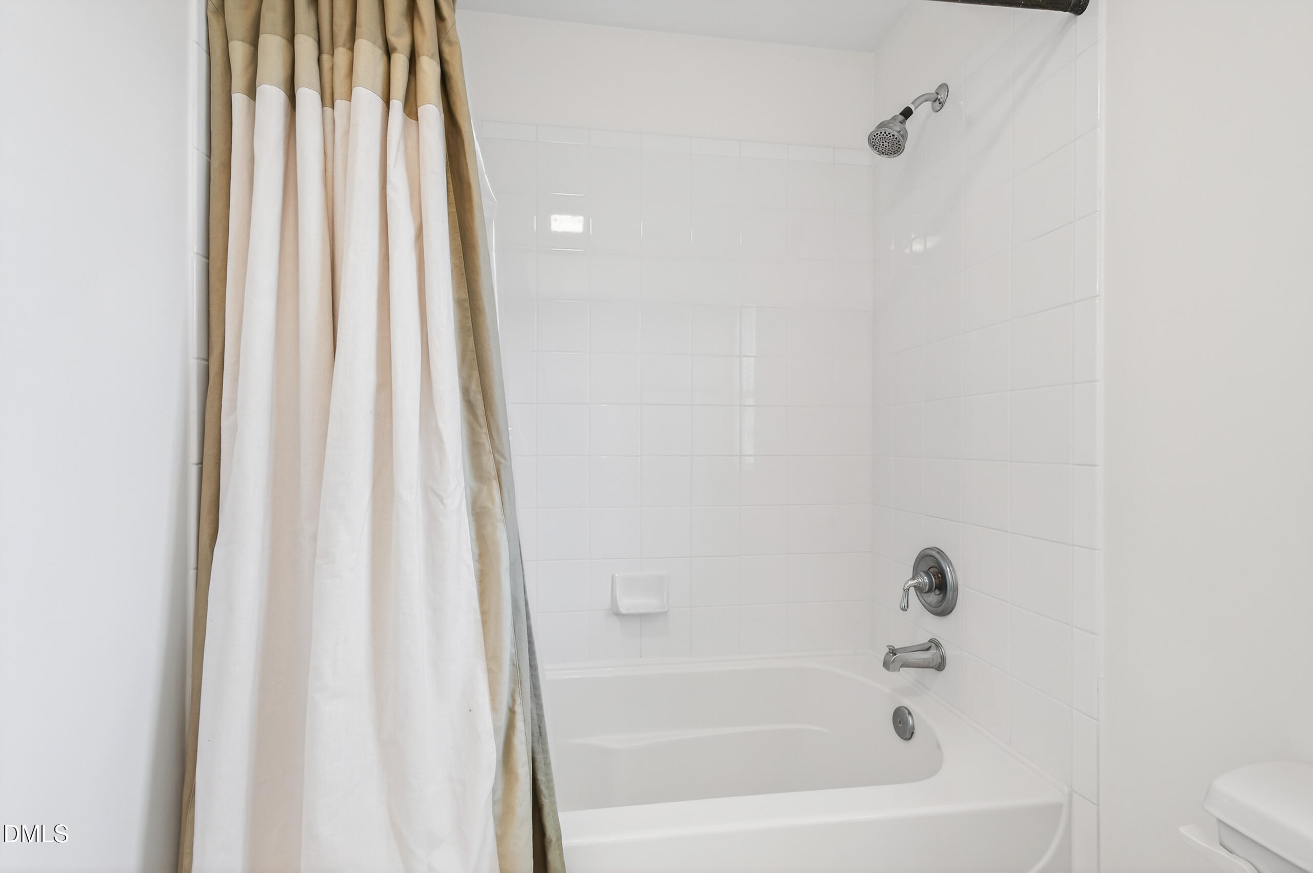 1900 Fairfield Drive Raleigh, NC 27608 - Photo 25 of 32 23 Interiors (30)