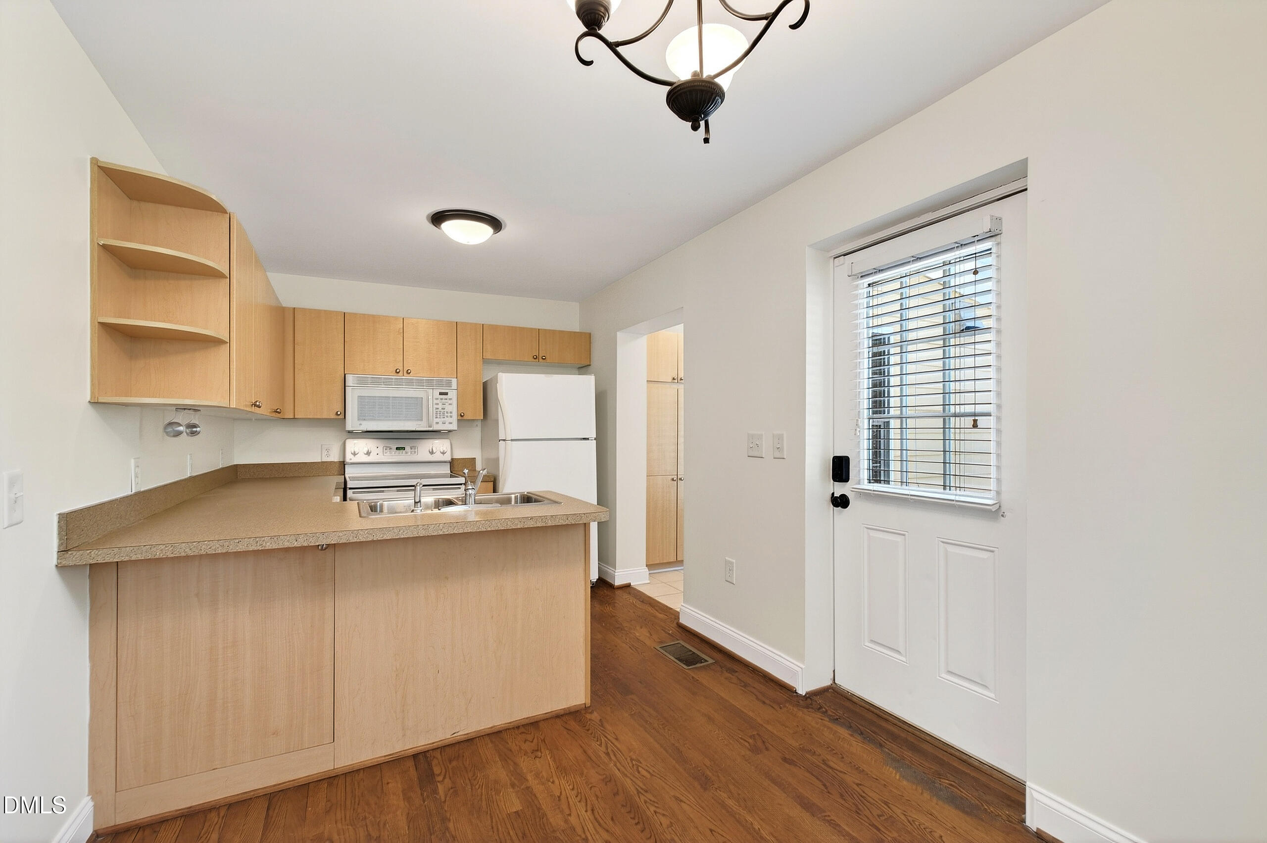 1900 Fairfield Drive Raleigh, NC 27608 - Photo 9 of 32 9 Interiors (10)