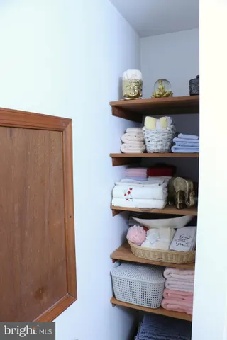 a en suite bathroom with a sink and a mirror