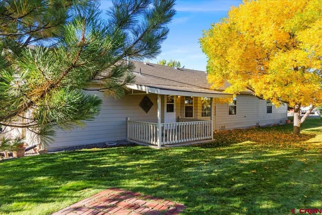 a view of a house with a yard