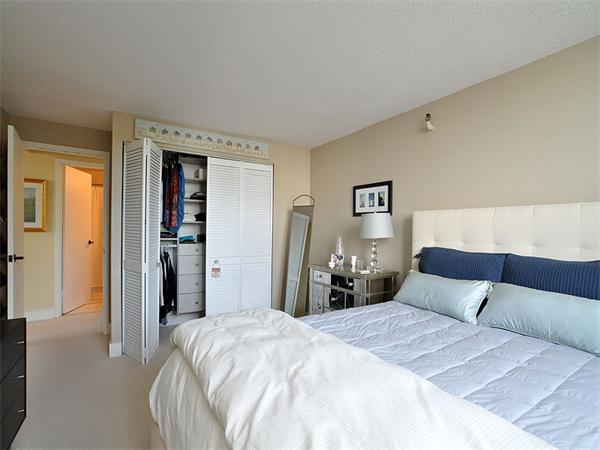 42 8th Street, Unit 5308 Boston, MA 02129 - Photo 5 of 12 a bedroom with a bed and lamp