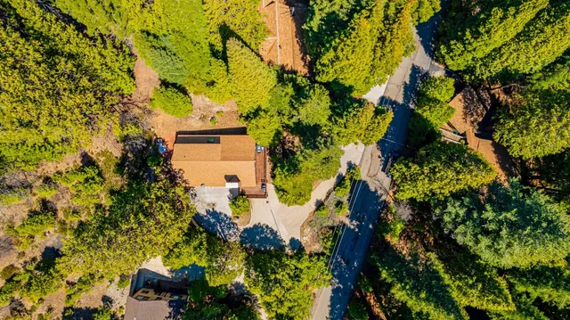 a picture of a room with a floor plan