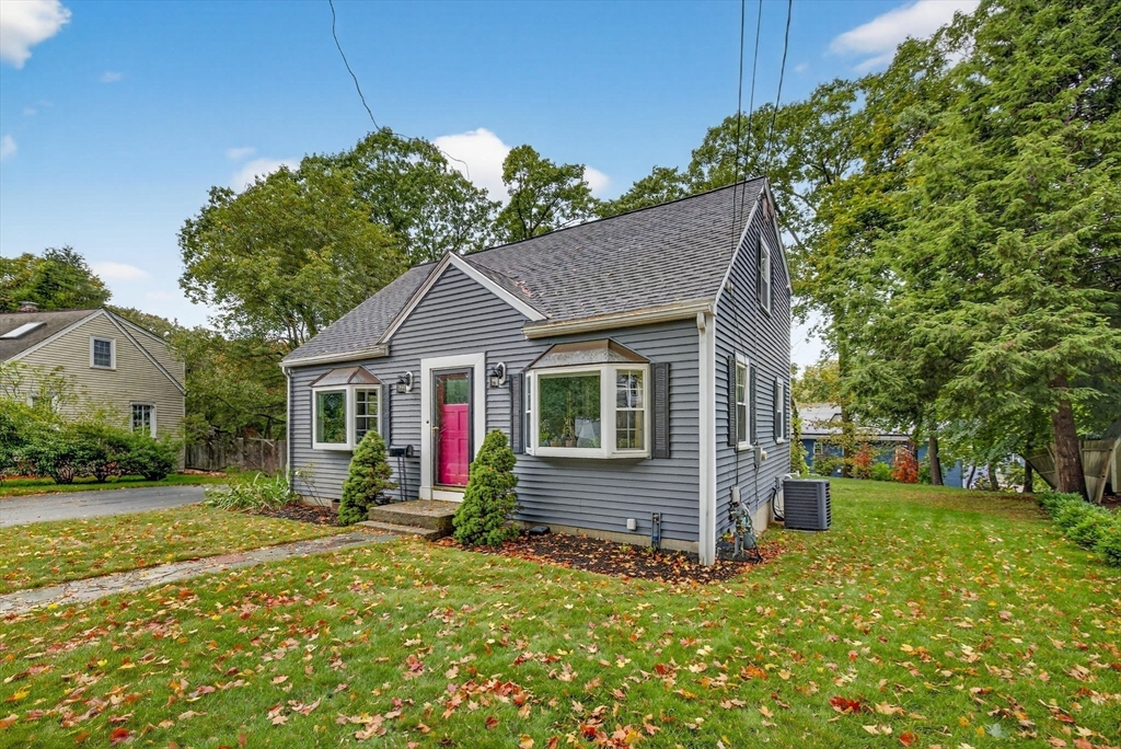 a view of a house with a yard