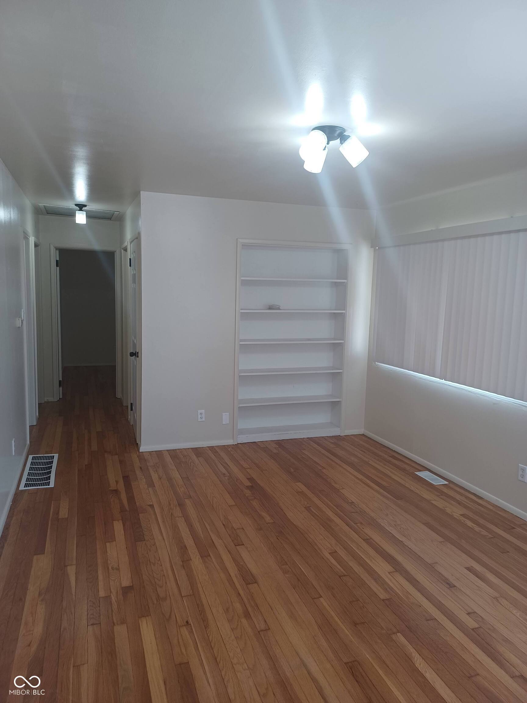 33 South Post Road Indianapolis, IN 46219 - Photo 2 of 28