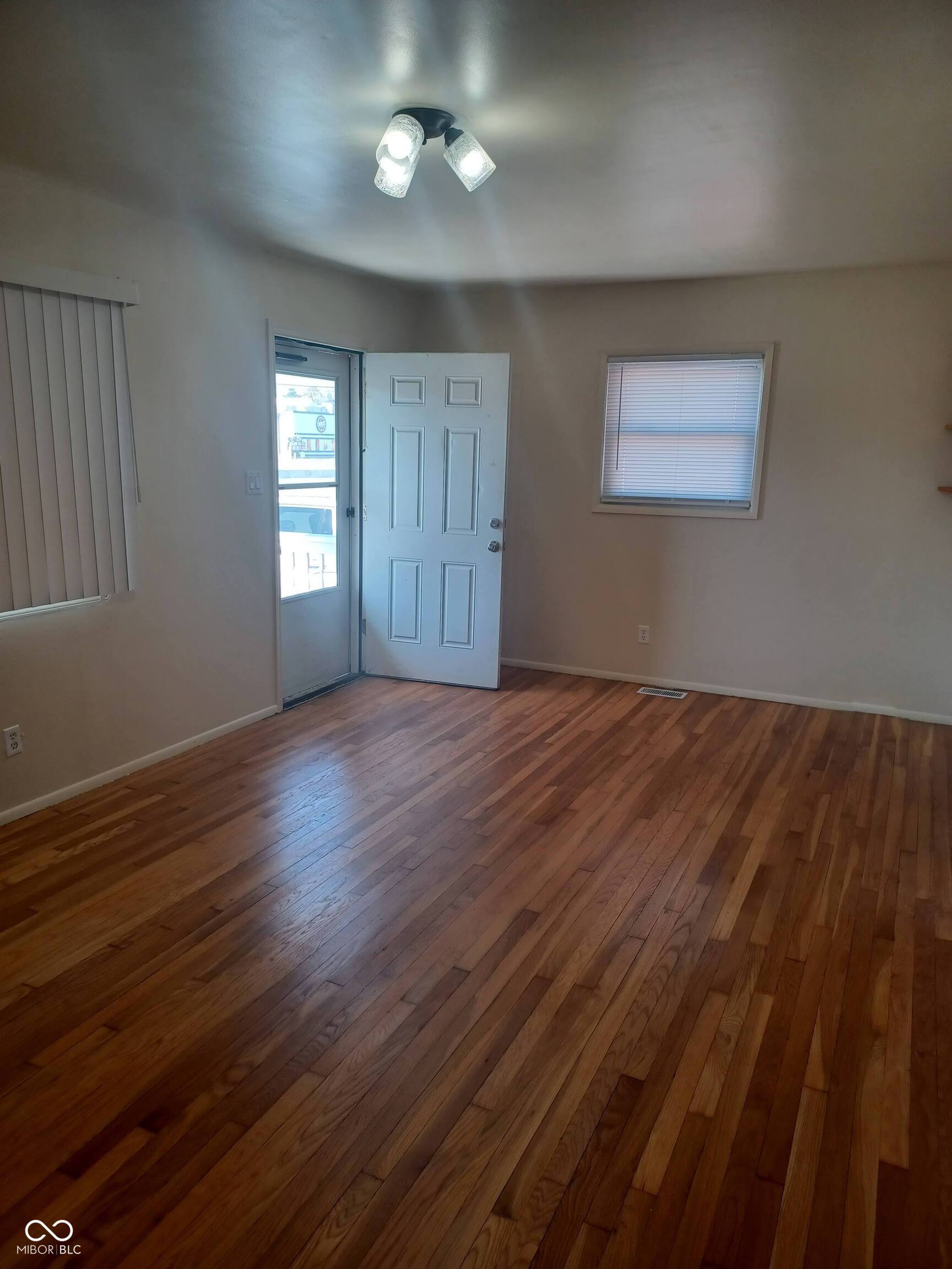 33 South Post Road Indianapolis, IN 46219 - Photo 3 of 28