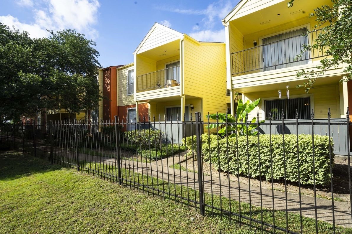 2801 North Broadmead, Unit 409 Houston, TX 77025 - Photo 12 of 15 a view of a garden