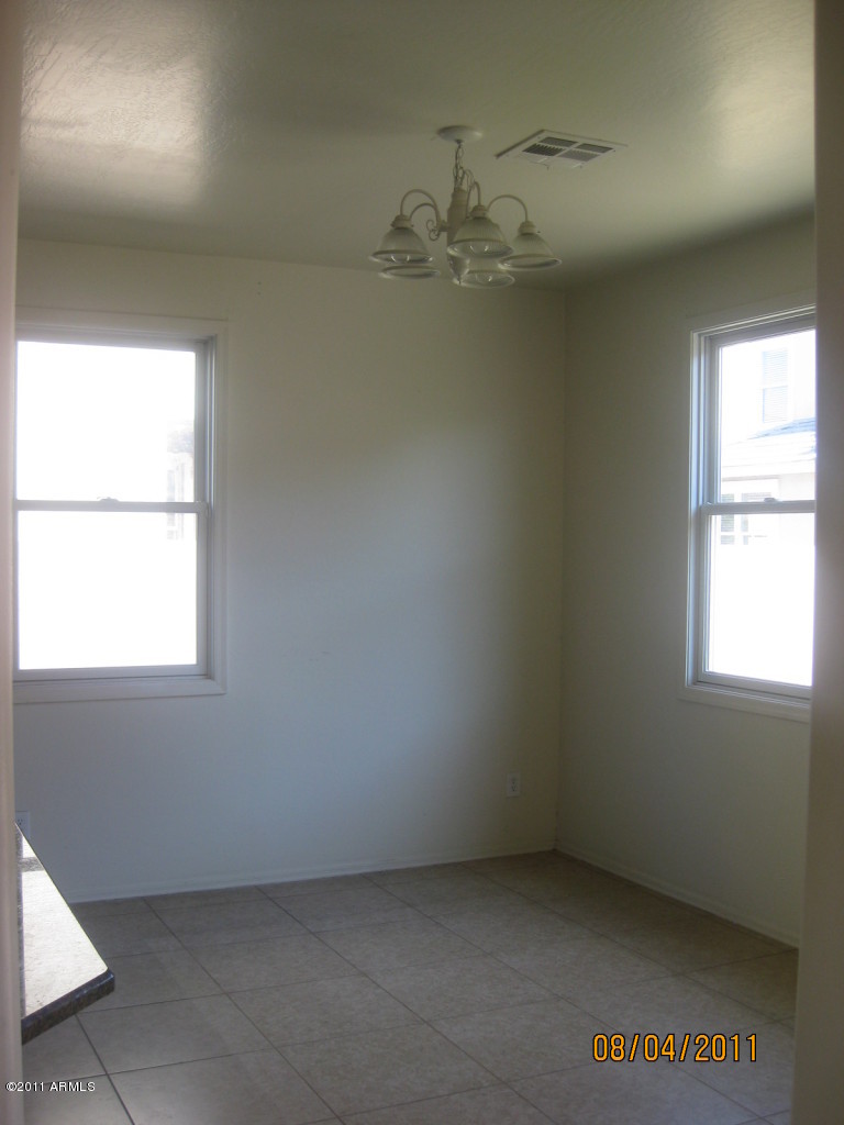 2237 East Pecan Road Phoenix, AZ 85040 - Photo 3 of 11 Dinette