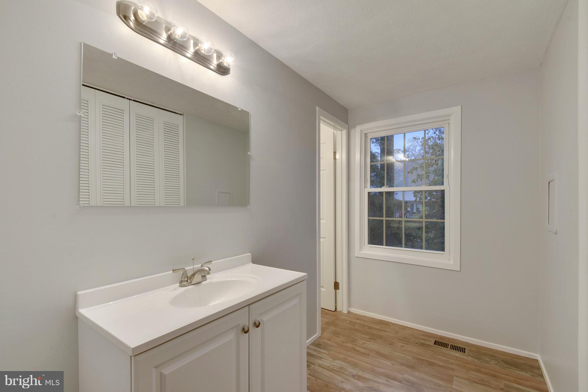 5729 Heming Avenue Springfield, VA 22151 - Photo 22 of 49 Full ensuite owner's BA