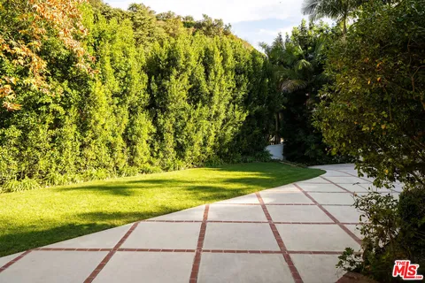 $2,995,000 | 2533 Benedict Canyon Drive, Beverly Hills, CA 90210