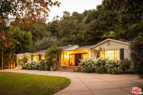 $2,995,000 | 2533 Benedict Canyon Drive, Beverly Hills, CA 90210