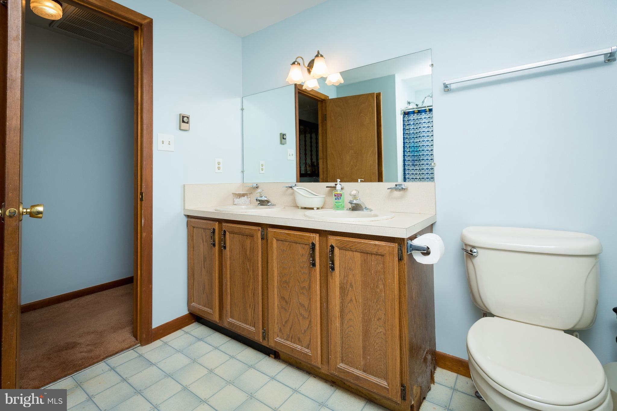 42353 Spinks Ferry Road Leesburg, VA 20176 - Photo 15 of 24 Bath