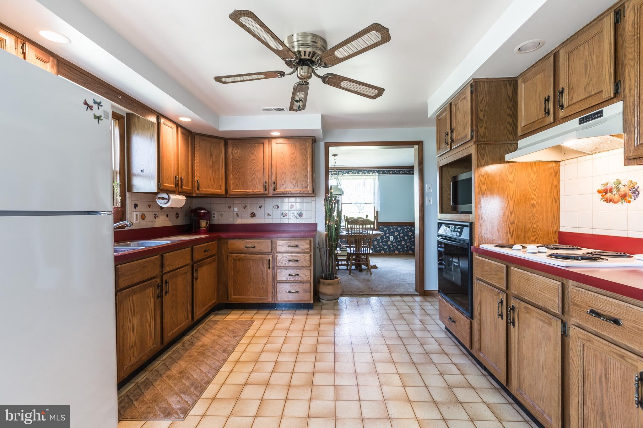42353 Spinks Ferry Road Leesburg, VA 20176 - Photo 8 of 24 Kitchen