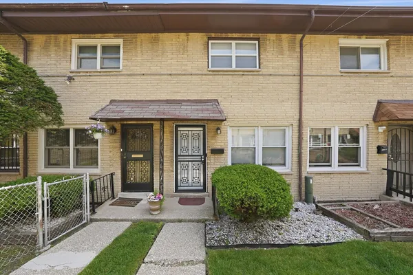 $103,500 | 1140 East 81st Street, Unit F, Chicago, IL 60619