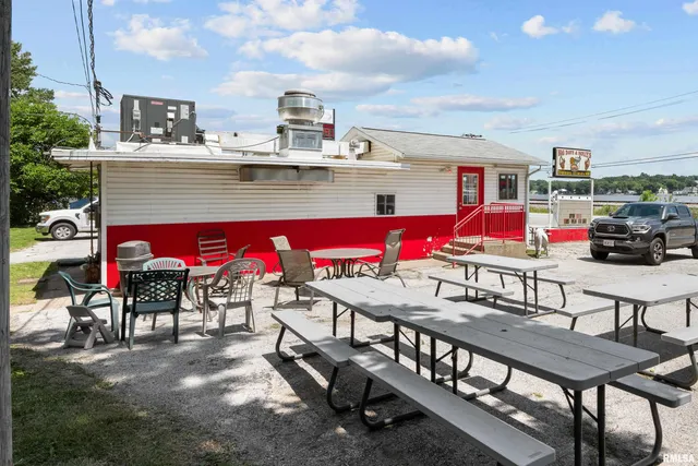 $399,999 | 1204 North Cody Road, Le Claire, IA 52753