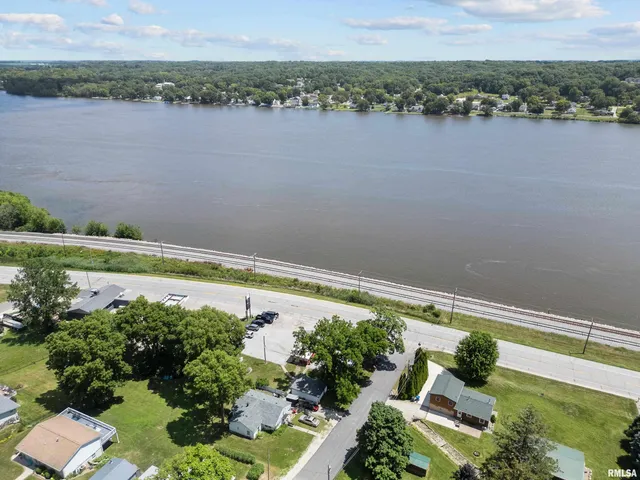 $399,999 | 1204 North Cody Road, Le Claire, IA 52753