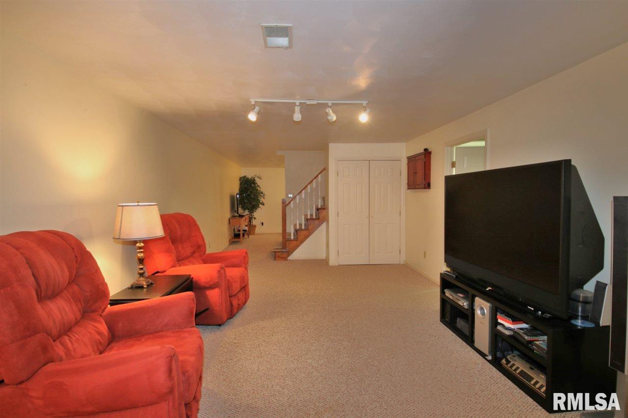 1810 Santa Fe Road Washington, IL 61571 - Photo 32 of 36 Gallery Image 32