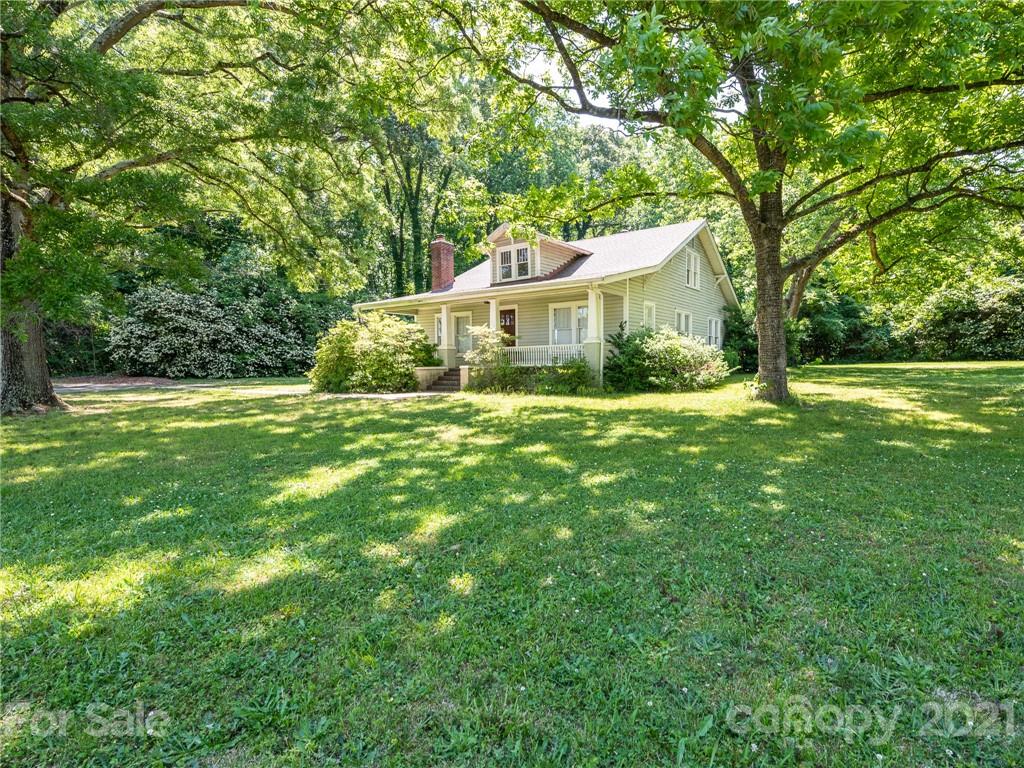 3514 Kelly Road Charlotte, NC 28216 - Photo 2 of 34 a front view of a house with a yard