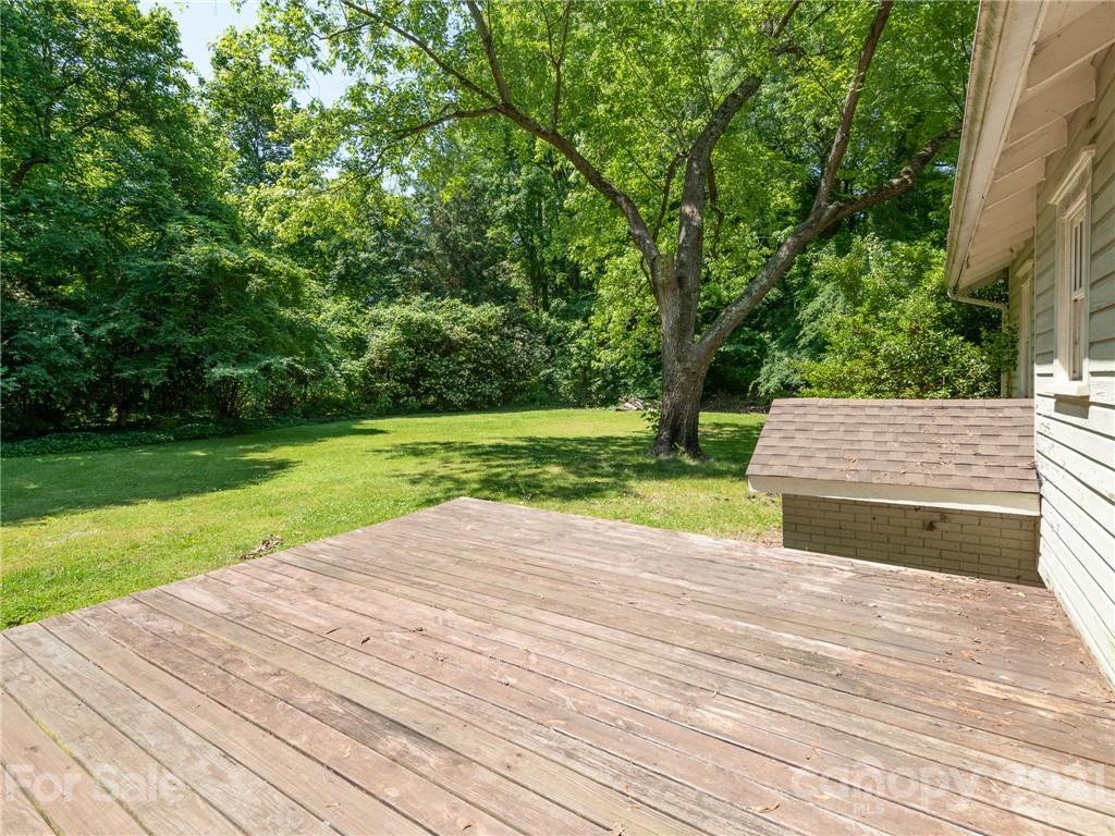3514 Kelly Road Charlotte, NC 28216 - Photo 33 of 34 a view of a backyard with wooden floor