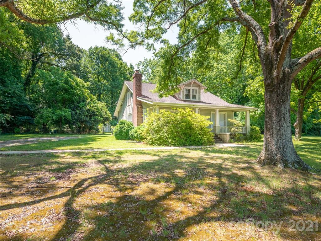 3514 Kelly Road Charlotte, NC 28216 - Photo 34 of 34 a front view of a house with a yard
