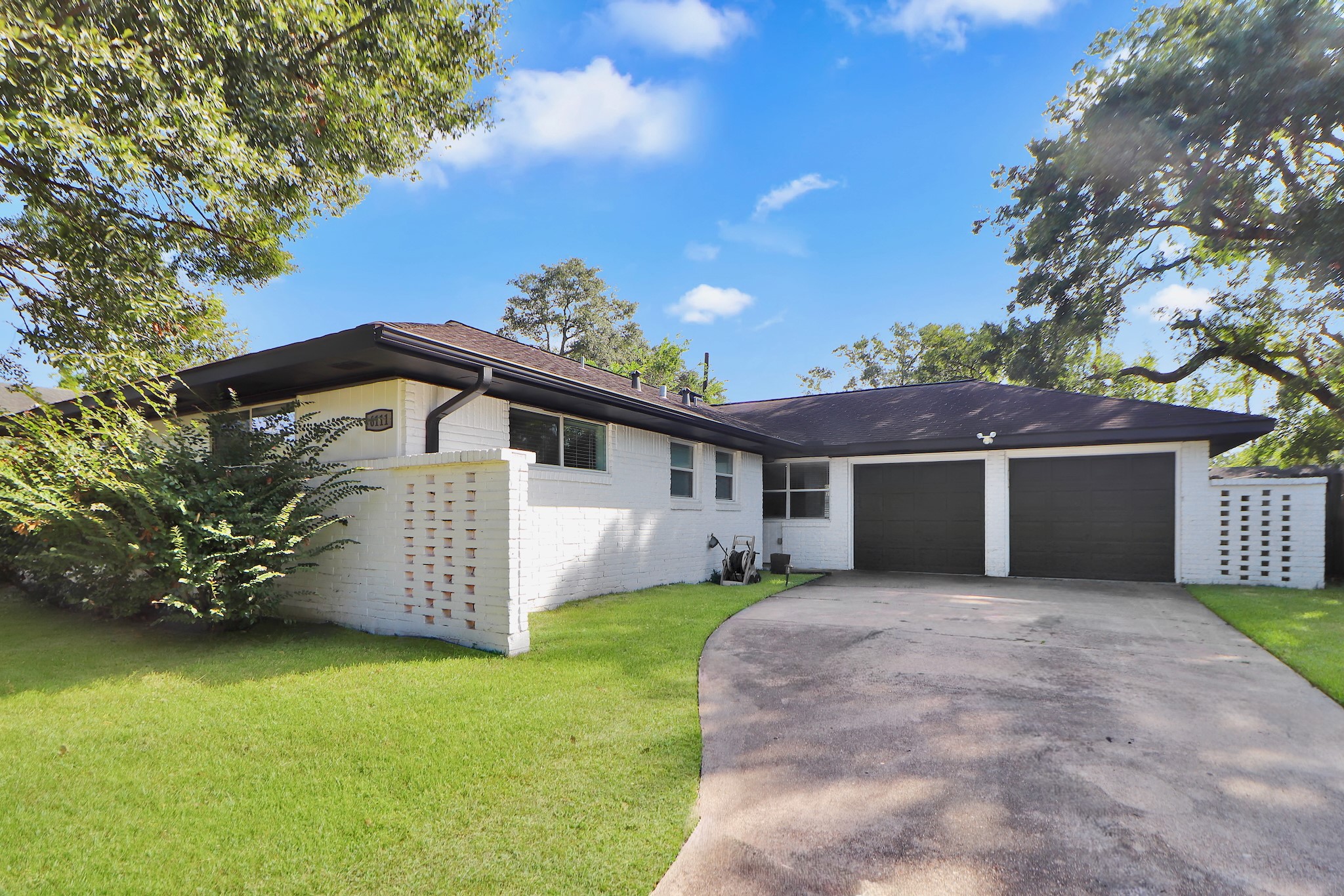 6111 Shadow Crest Street Houston, TX 77074 - Photo 1 of 15