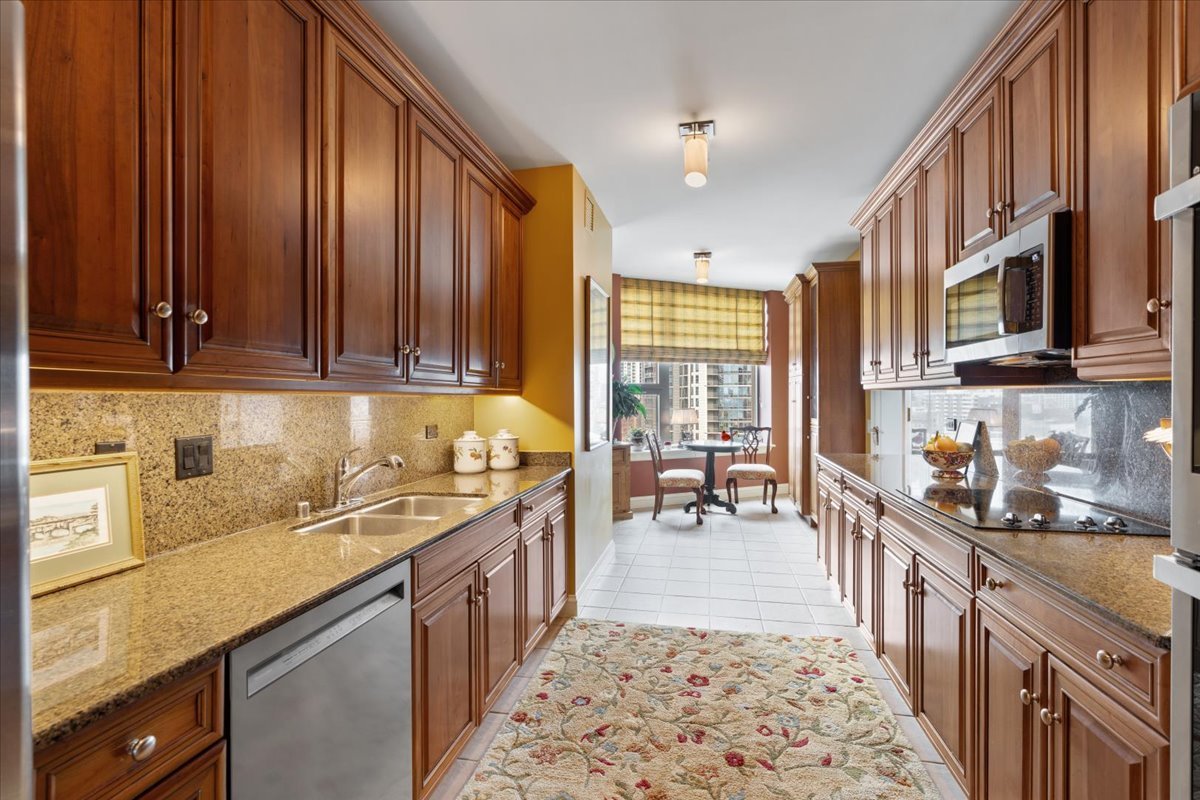 501 North Clinton Street, Unit 1303 Chicago, IL 60654 - Photo 10 of 46