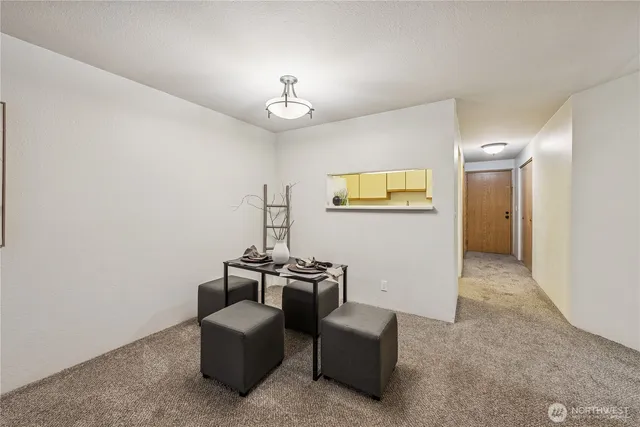 a view of livingroom with furniture