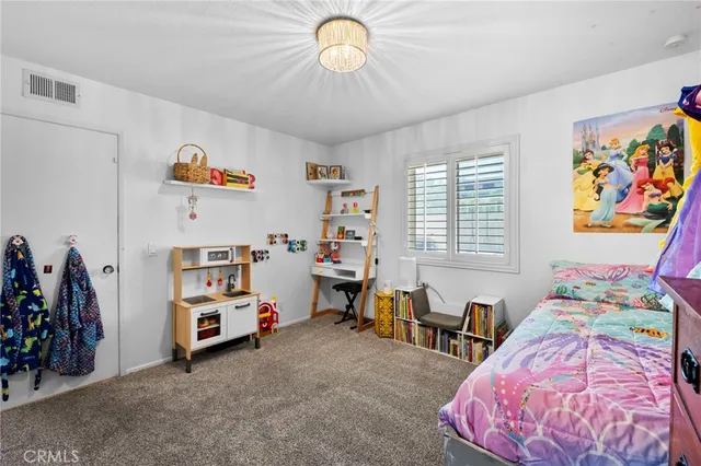 a picture of a bench in a wall