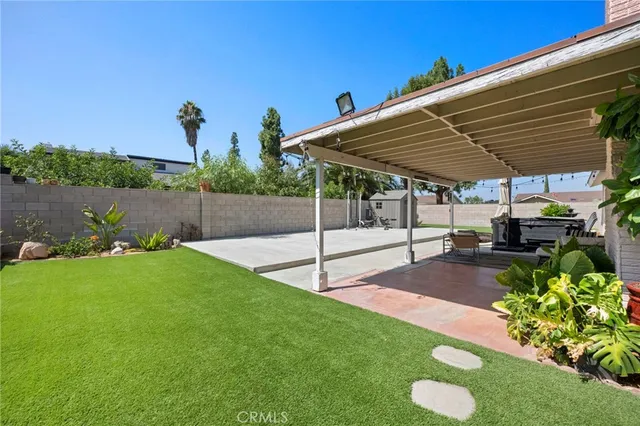 a view of a back yard of the house