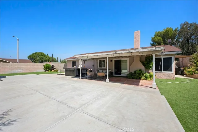 a view of a backyard