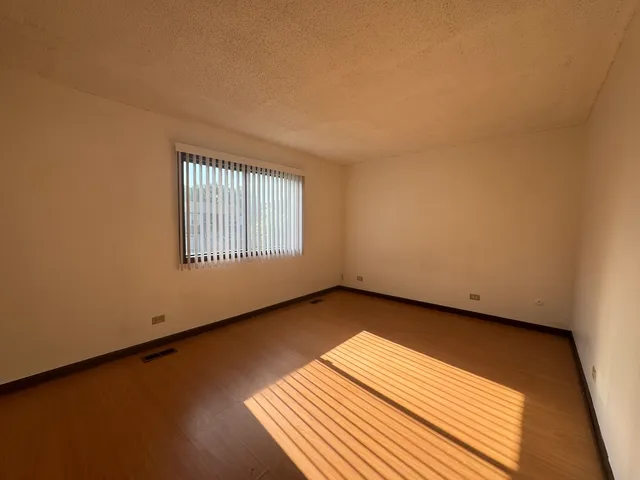 $250,000 | 3094 Timber Hill Lane, Aurora, IL 60504