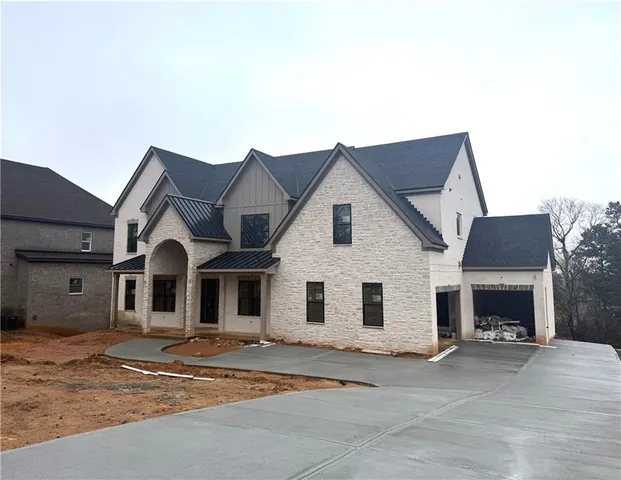 a view of a white house with a sink and yard in front of it