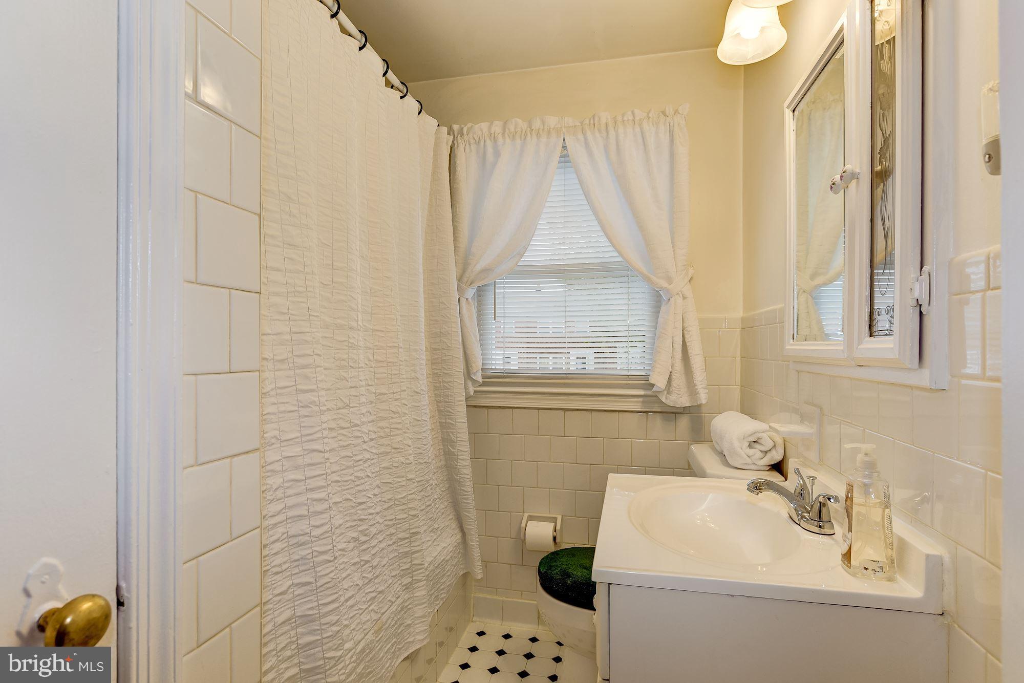 1500 Langford Road Baltimore, MD 21207 - Photo 17 of 30 Whirlpool jet soaking tub upper level