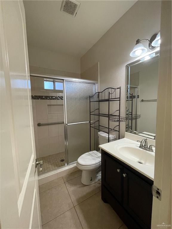 1000 South Flag Street Pharr, TX 78577 - Photo 14 of 24 a bathroom with a toilet sink and mirror