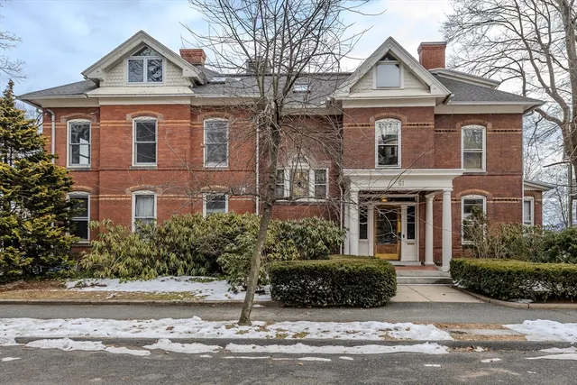 $359,900 | 61 Crescent Street, Unit 8, Northampton, MA 01060