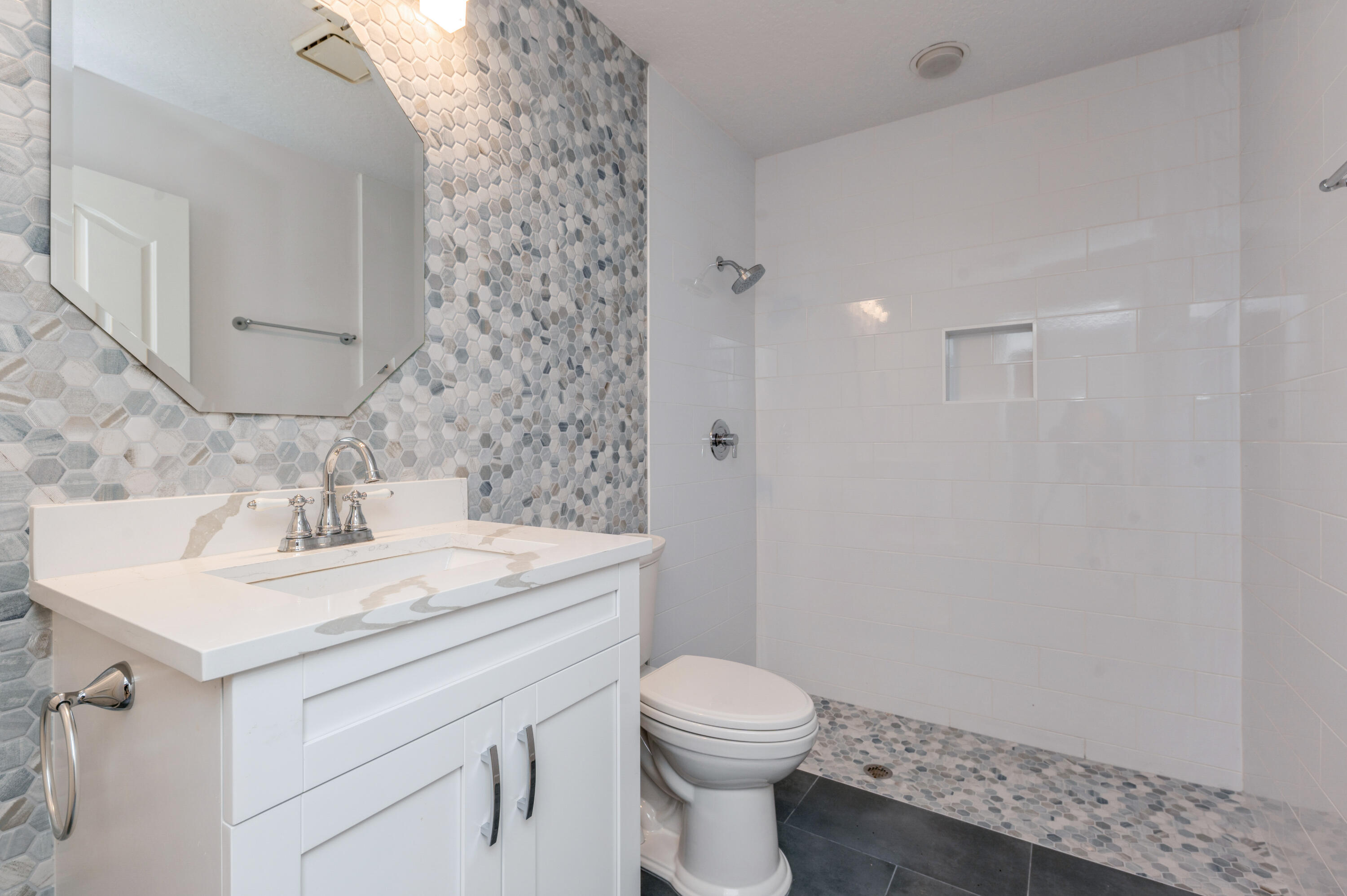 1760 Southeast Colony Way Jupiter, FL 33478 - Photo 31 of 57 Guest Bathroom