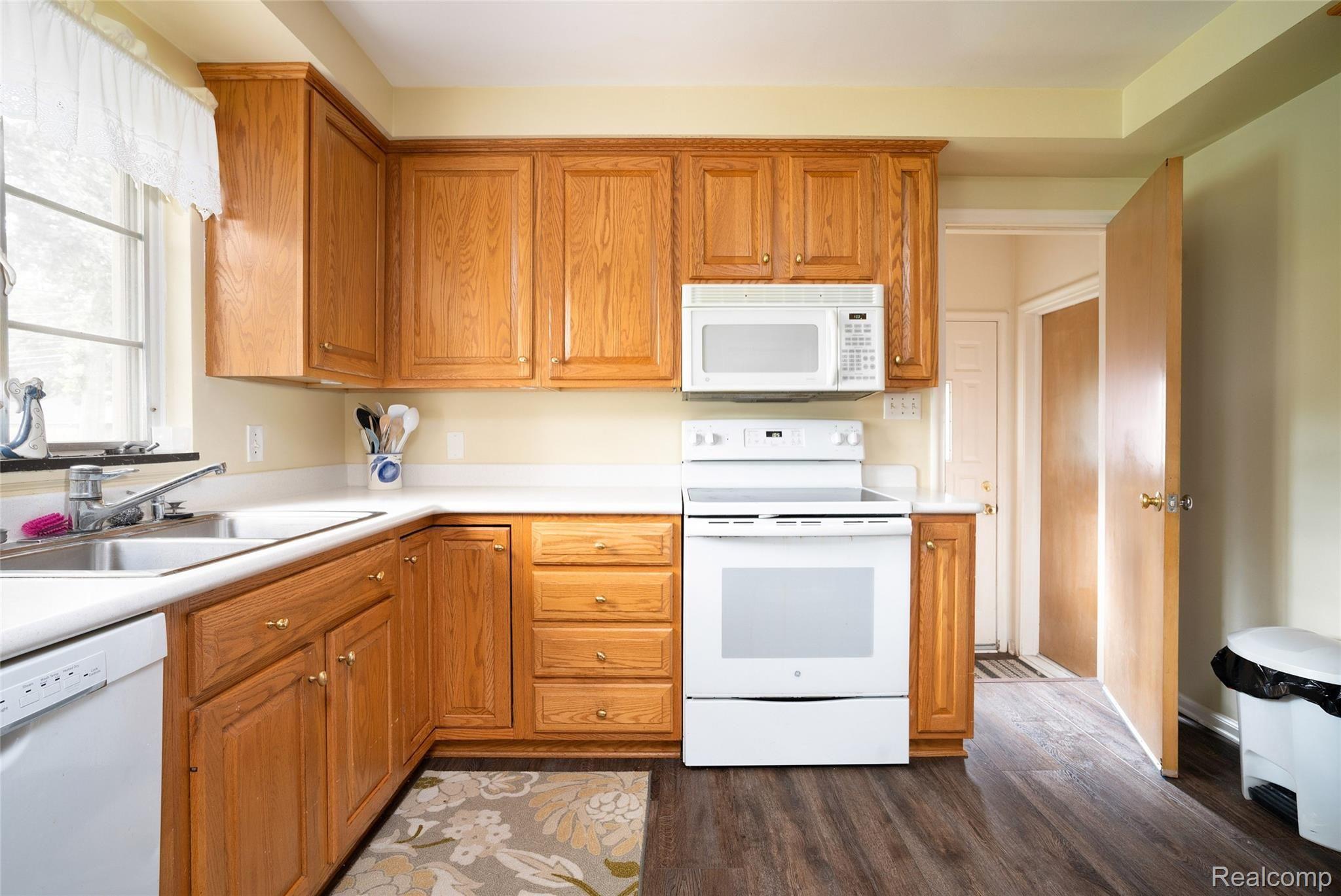 997 North Renaud Road Grosse Pointe, MI 48236 - Photo 11 of 32 11.jpg