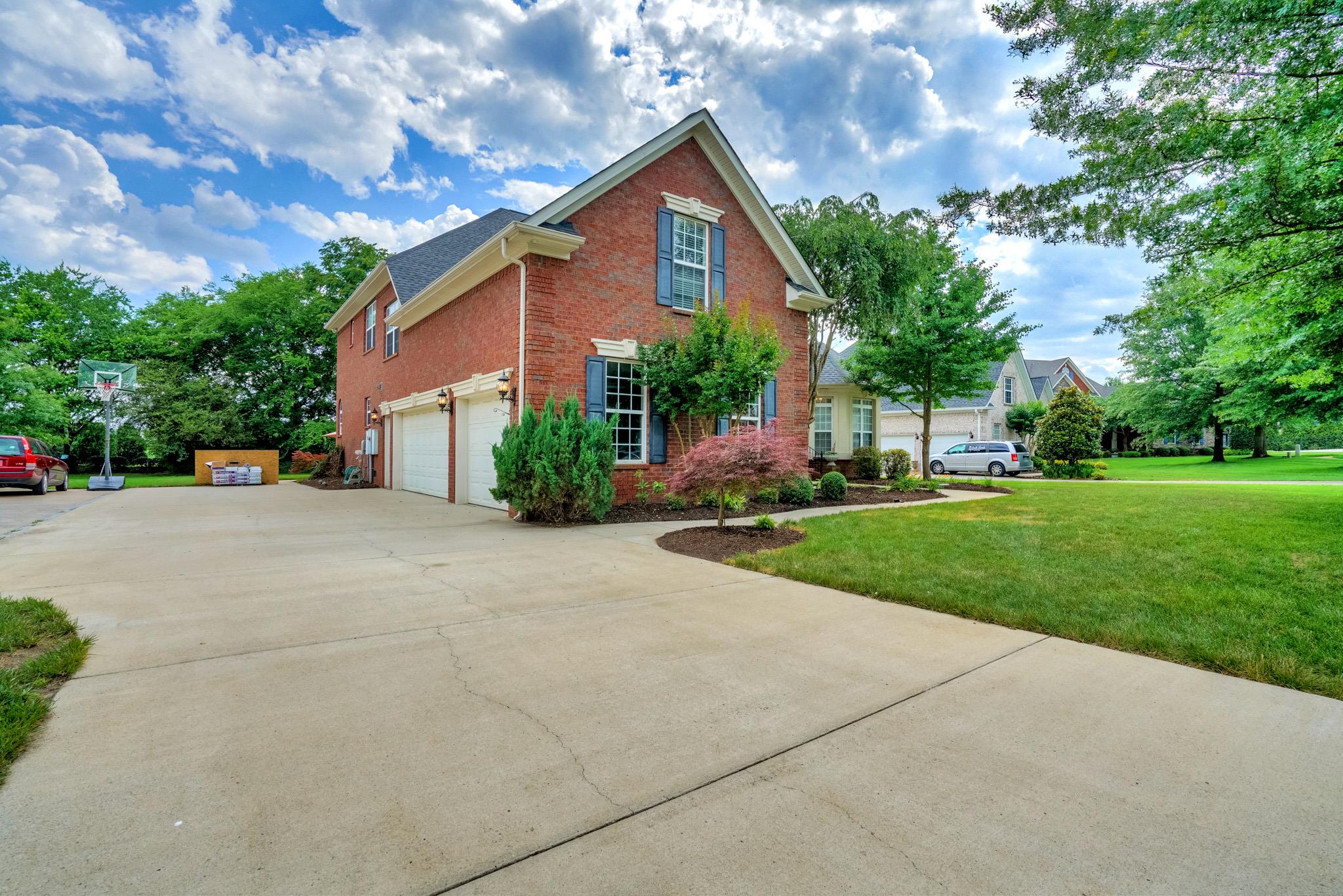5415 Sherrington Road Murfreesboro, TN 37128 - Photo 2 of 30 LOOK AT THIS GENEROUSLY SIZED DRIVEWAY!