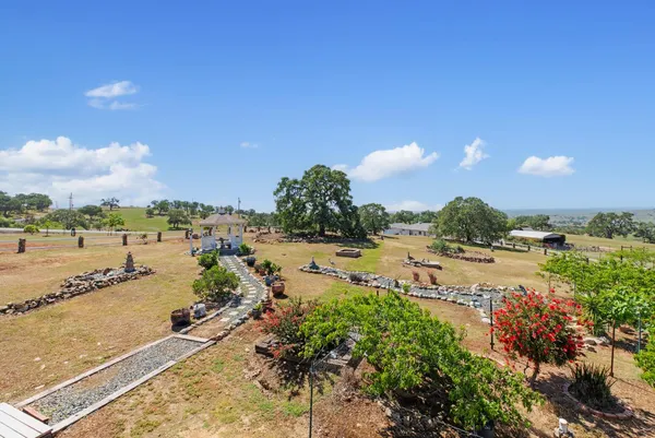 a view of a backyard